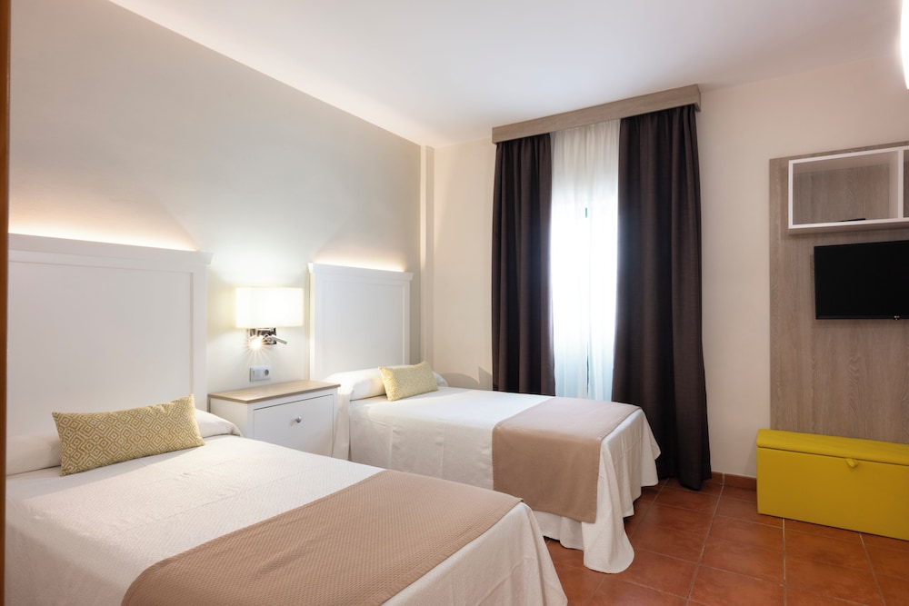 Villa 2 habitaciones Vista Patio Sofá Cama incluido 4 camas individuales del hotel Gf Isabel. Foto 2