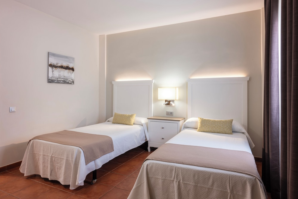 Villa 2 habitaciones Vista Patio Sofá Cama incluido 4 camas individuales del hotel Gf Isabel. Foto 3