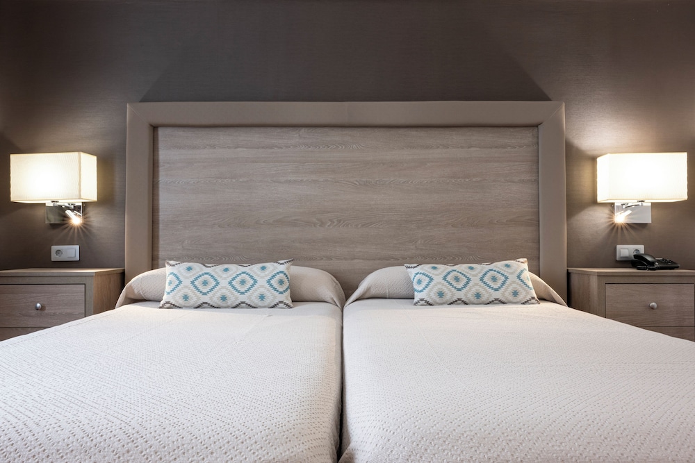 Villa 2 habitaciones Vista Patio Sofá Cama incluido 4 camas individuales del hotel Gf Isabel. Foto 6