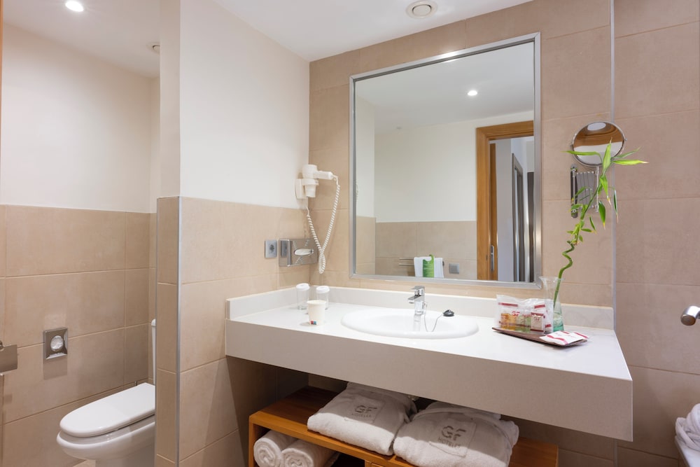 Villa 2 habitaciones Vista Patio Sofá Cama incluido 4 camas individuales del hotel Gf Isabel. Foto 11