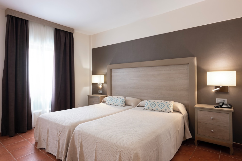 Villa 2 habitaciones Vista Patio 4 camas individuales del hotel Gf Isabel. Foto 1