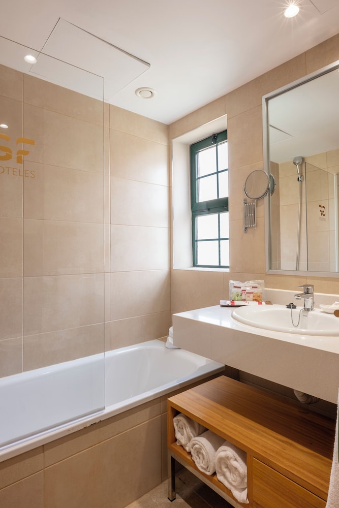 Villa 2 habitaciones Vista Patio 4 camas individuales del hotel Gf Isabel. Foto 12