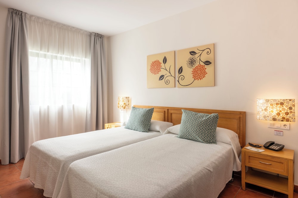 Apartamento 1 habitación Vista Patio Sofá Cama incluido 2 Camas individuales del hotel Gf Isabel. Foto 3