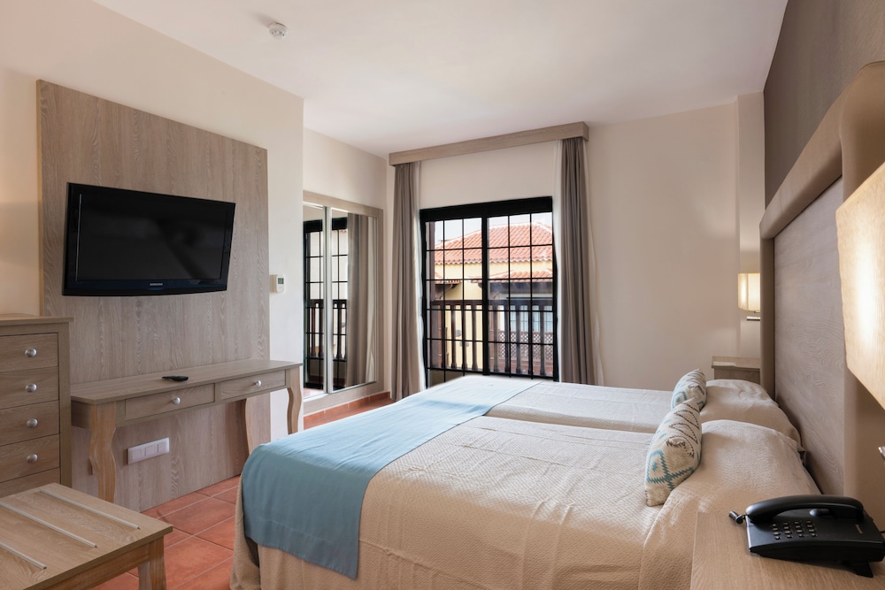 Villa Balcón o Terraza 1 habitación Vista Patio 2 Camas individuales kitchenette del hotel Gf Isabel. Foto 4