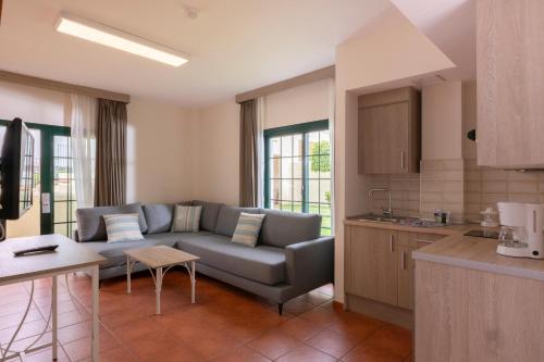 Villa 1 habitación 2 sofás camas 2 Camas super king del hotel Gf Isabel. Foto 1