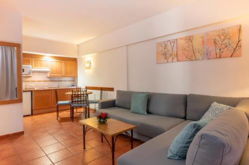 Bungalow Vista Patio Sofá Cama incluido 2 Camas individuales del hotel Gf Isabel. Foto 3