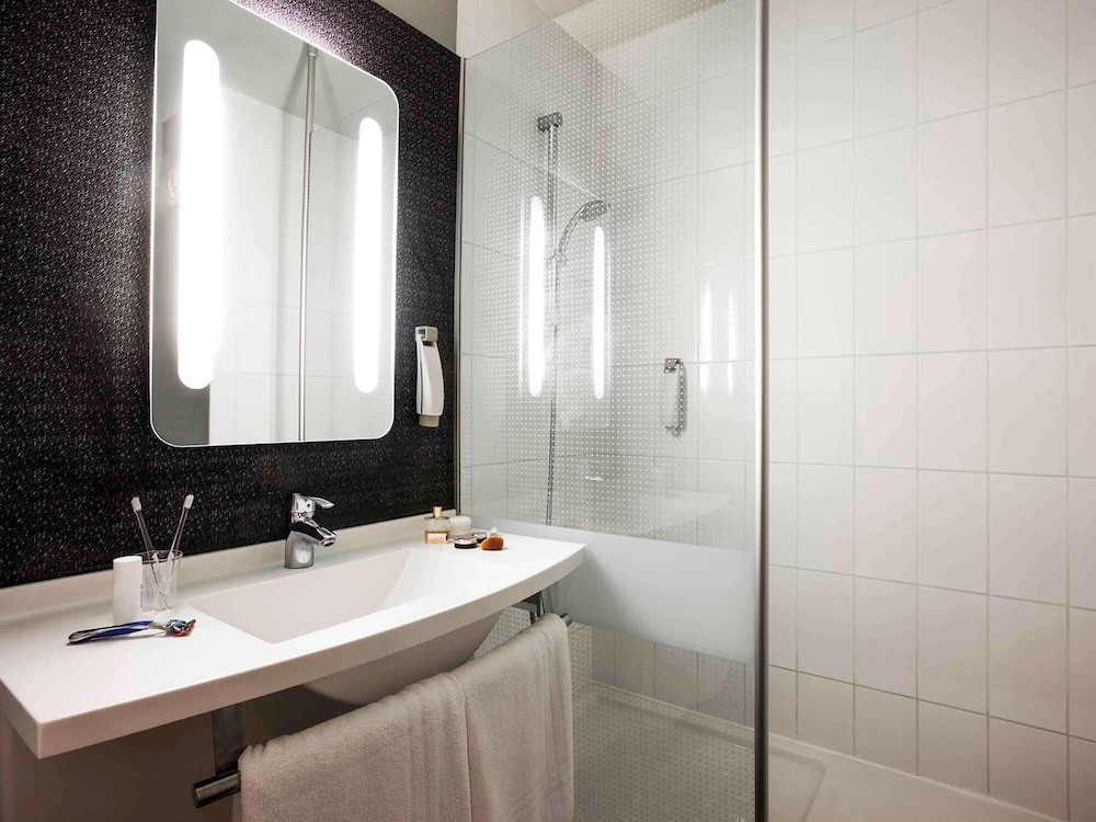 Habitación estándar con 2 camas individuales del hotel Ibis Annecy Centre Vieille Ville. Foto 2