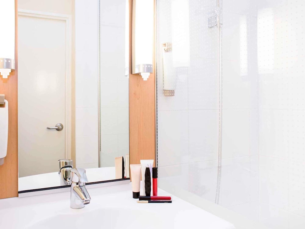 Habitación estándar con 2 camas individuales del hotel Ibis Annecy Centre Vieille Ville. Foto 6