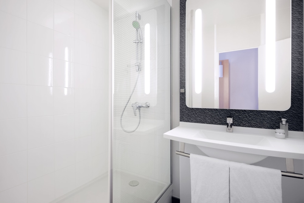 Habitación estándar con 2 camas individuales del hotel Ibis Annecy Centre Vieille Ville. Foto 8