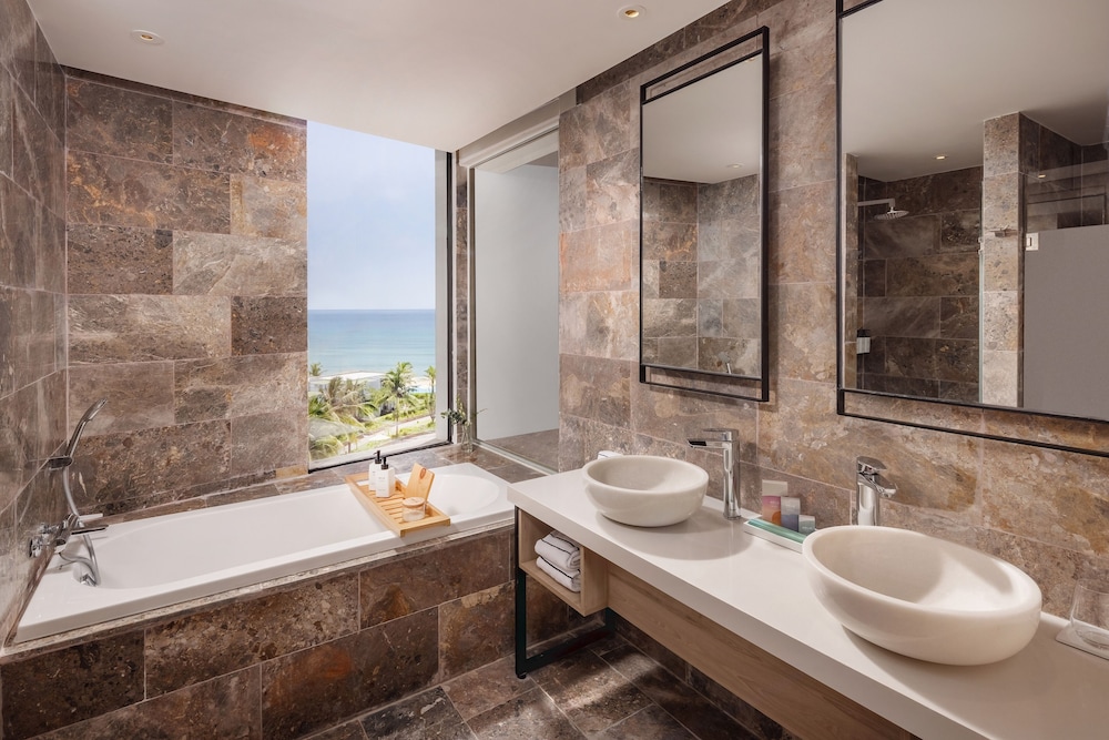 Habitación Grand Premium con vistas al jardín del hotel Melia Danang Beach Resort. Foto 4