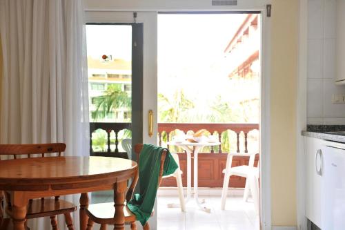 Estudio Vista Piscina Vista Jardin Balcón o Terraza 2 Camas individuales del hotel Coral Teide Mar. Foto 2