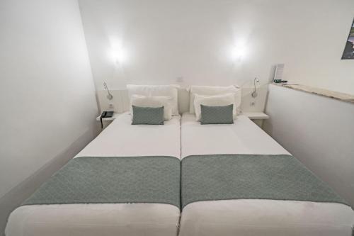 Junior suite Vista Piscina Vista Jardin Balcón o Terraza 2 Camas individuales del hotel Coral Teide Mar. Foto 1