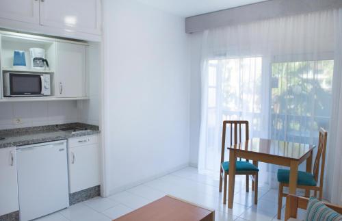 Junior suite Vista Piscina Vista Jardin Balcón o Terraza 2 Camas individuales del hotel Coral Teide Mar. Foto 7