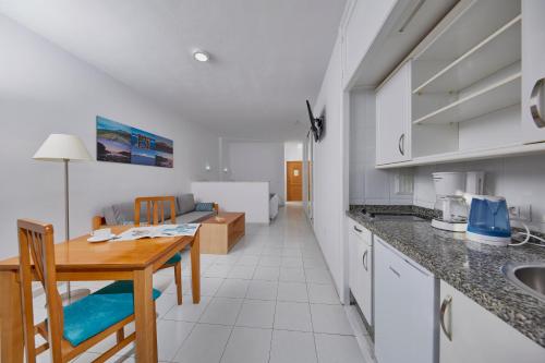 Junior suite Vista Piscina Vista Jardin Balcón o Terraza 2 Camas individuales del hotel Coral Teide Mar. Foto 9