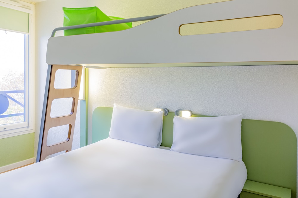 Habitación familiar estándar con 1 cama doble y una litera del hotel Ibis Budget Antwerpen Centraal Station. Foto 1