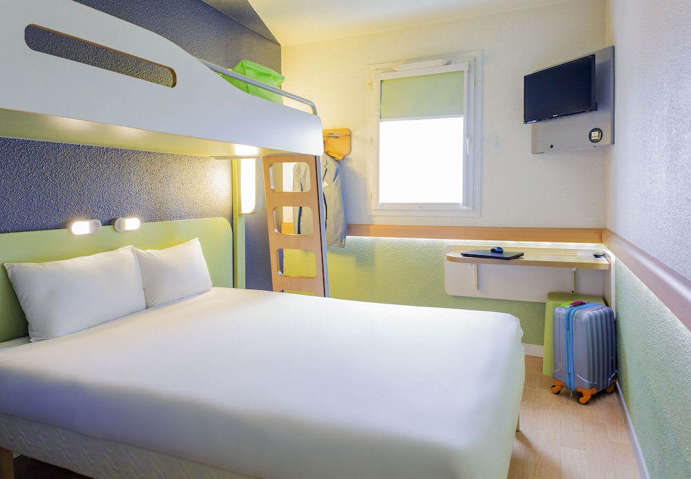 Habitación familiar estándar con 1 cama doble y una litera del hotel Ibis Budget Antwerpen Centraal Station. Foto 2