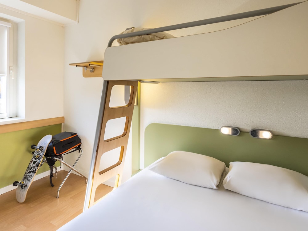 Habitación familiar estándar con 1 cama doble y una litera del hotel Ibis Budget Antwerpen Centraal Station. Foto 3
