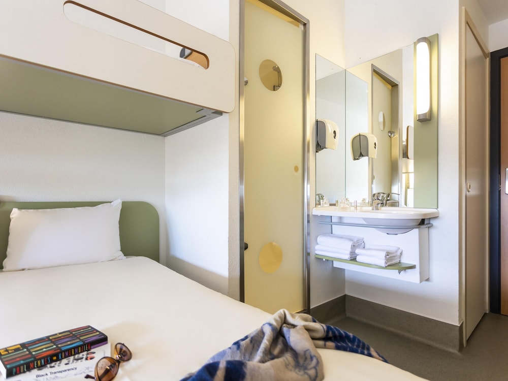 Habitación familiar estándar con 1 cama doble y una litera del hotel Ibis Budget Antwerpen Centraal Station. Foto 4