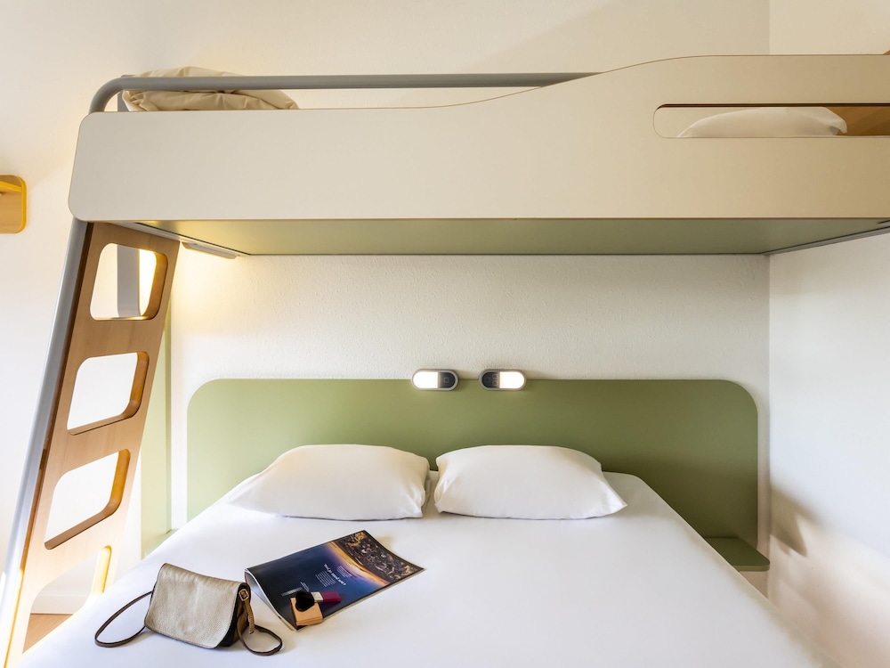 Habitación familiar estándar con 1 cama doble y una litera del hotel Ibis Budget Antwerpen Centraal Station. Foto 5