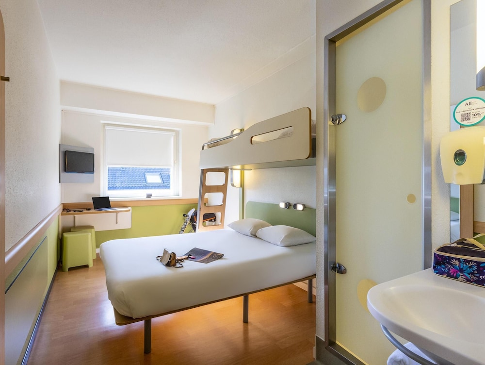 Habitación familiar estándar con 1 cama doble y una litera del hotel Ibis Budget Antwerpen Centraal Station. Foto 6
