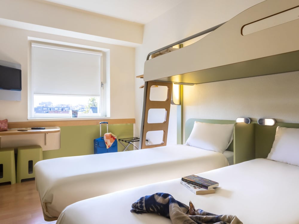 Habitación estándar con 2 camas individuales y una litera del hotel Ibis Budget Antwerpen Centraal Station