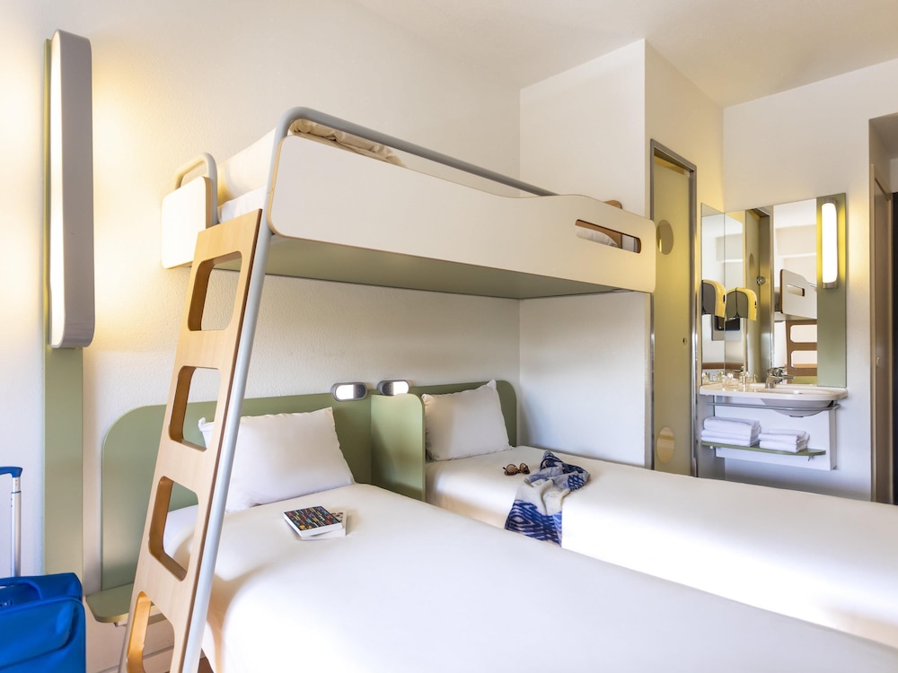 Habitación estándar con 2 camas individuales y una litera del hotel Ibis Budget Antwerpen Centraal Station. Foto 1