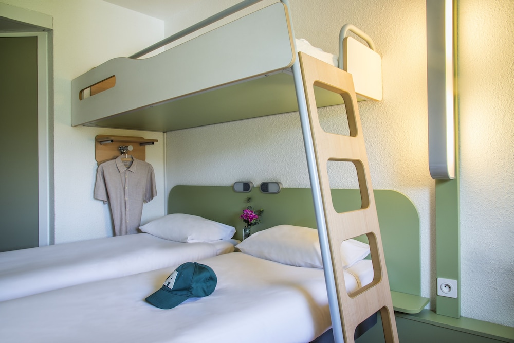 Habitación estándar con 2 camas individuales y una litera del hotel Ibis Budget Antwerpen Centraal Station. Foto 2