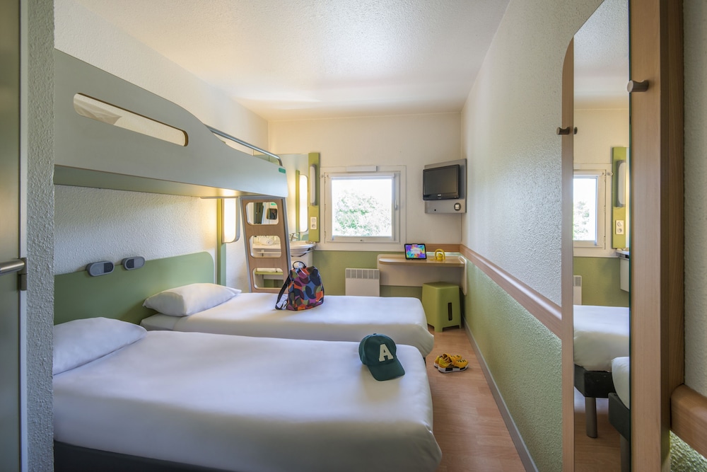 Habitación estándar con 2 camas individuales y una litera del hotel Ibis Budget Antwerpen Centraal Station. Foto 3