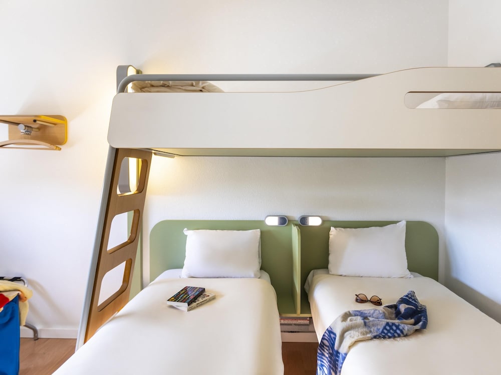 Habitación estándar con 2 camas individuales y una litera del hotel Ibis Budget Antwerpen Centraal Station. Foto 4