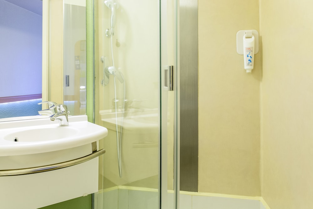 Habitación estándar con 2 camas individuales y una litera del hotel Ibis Budget Antwerpen Centraal Station. Foto 5