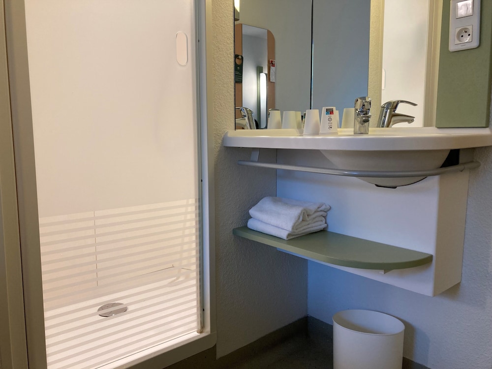 Habitación triple Cama Litera 1 Cama doble del hotel Ibis Budget Antwerpen Port. Foto 4