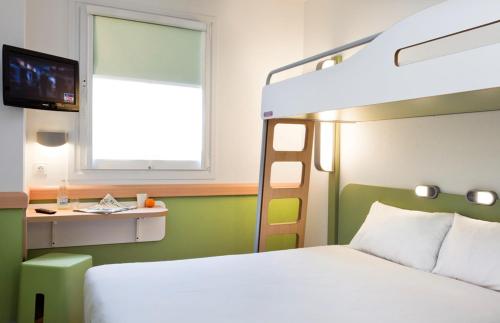 Habitación estándar con 1 cama doble y una litera individual del hotel Ibis Budget Antwerpen Port. Foto 4