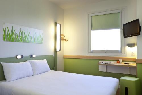 Habitación estándar con 1 cama doble y una litera individual del hotel Ibis Budget Antwerpen Port. Foto 5