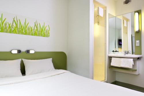 Habitación estándar con 1 cama doble y una litera individual del hotel Ibis Budget Antwerpen Port. Foto 6