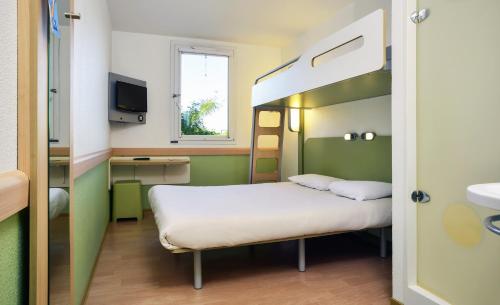 Habitación estándar con 1 cama doble y una litera individual del hotel Ibis Budget Antwerpen Port. Foto 7