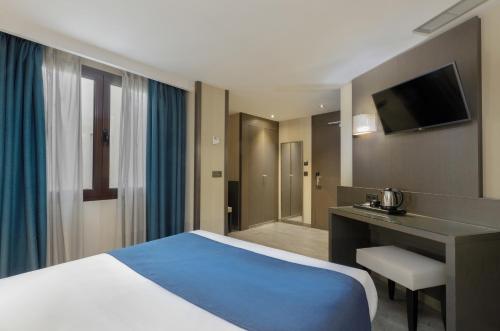 Habitación Doble - 1 o 2 camas del hotel Reina Cristina. Foto 4