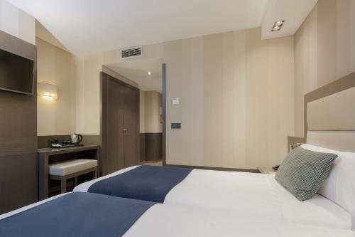 Habitación Doble - 1 o 2 camas del hotel Reina Cristina. Foto 8