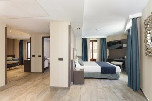 Suite con balcón del hotel Reina Cristina. Foto 1