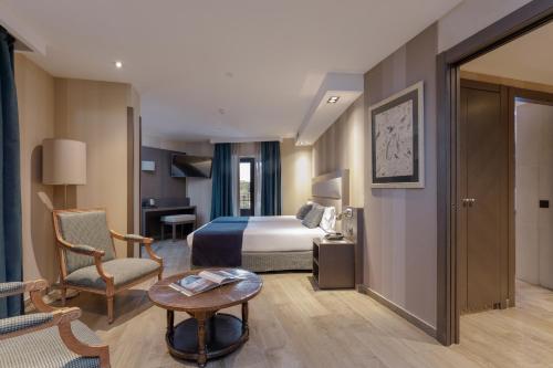 Suite con balcón del hotel Reina Cristina. Foto 2