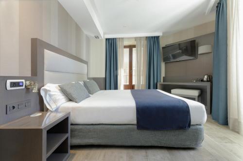 Suite con balcón del hotel Reina Cristina. Foto 3