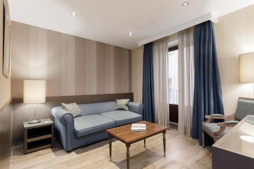 Suite con balcón del hotel Reina Cristina. Foto 7