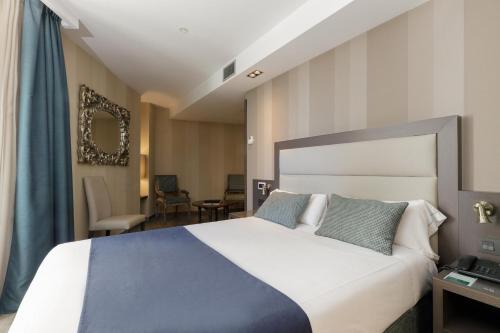 Suite con balcón del hotel Reina Cristina. Foto 8