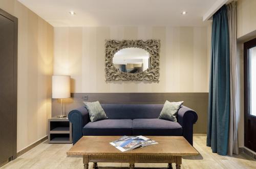 Suite con balcón del hotel Reina Cristina. Foto 9