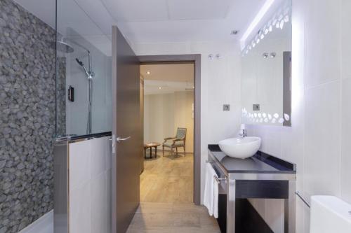 Suite con balcón del hotel Reina Cristina. Foto 11