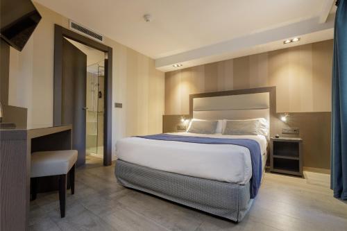 Habitación Doble con terraza - 1 o 2 camas del hotel Reina Cristina. Foto 2