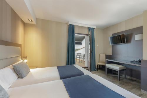 Habitación Doble con terraza - 1 o 2 camas del hotel Reina Cristina. Foto 7