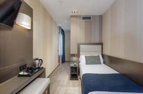 Habitación Individual del hotel Reina Cristina. Foto 1