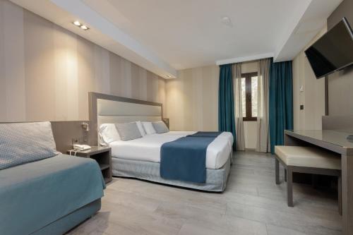 Habitación Triple del hotel Reina Cristina