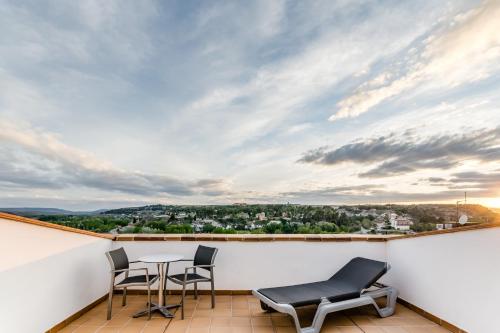 Habitación Triple con terraza del hotel Reina Cristina