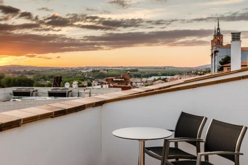 Habitación Triple con terraza del hotel Reina Cristina. Foto 1